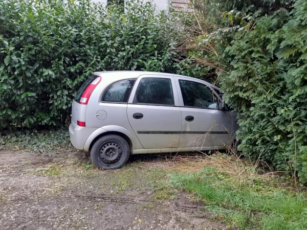 Abgemeldetes Schrottauto ohne Kennzeichen steht im öffentlichen Gelände