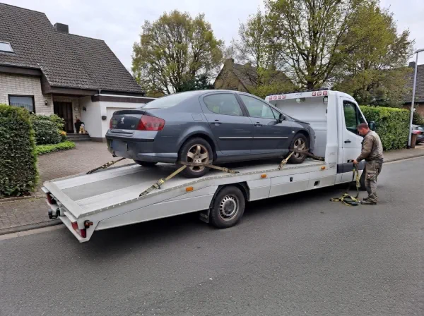 Abtransport eines alten Wagens mit über 300.000 km Laufleistung zur Autoverwertung
