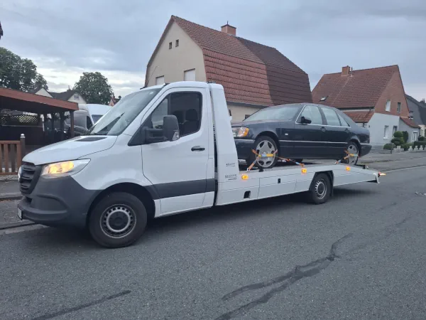 Älterer vollständig erhaltener Kombi auf einem Autotransporter