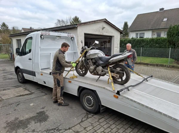 Beschädigtes älteres Motorrad wird zur fachgerechten Verwertung auf einen Autotransporter verladen