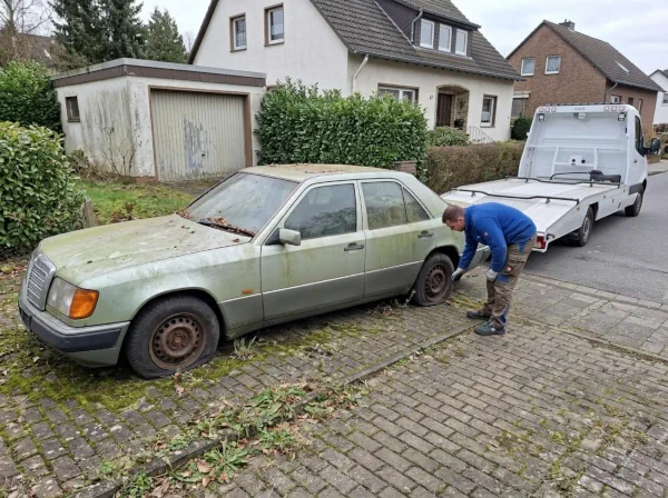 Autoentsorgung Herten: Schrottauto wird vor einem Wohnhaus für die Abholung mit dem Autotransporter vorbereitet