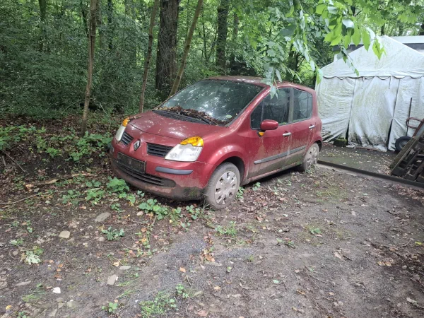 Autoentsorgung Sprockhövel: Abgestelltes Schrottauto steht auf einem Grundstück zur kostenlosen Abholung bereit