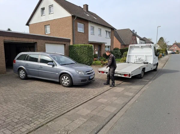 Autoentsorgung Hattingen: Schrottauto wird vor einem Wohnhaus für die kostenlose Abholung vorbereitet
