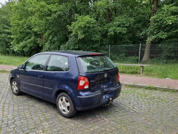 Autoentsorgung Herdecke: Beschädigtes Schrottauto steht am Rasthof zur Abholung und fachgerechten Entsorgung bereit