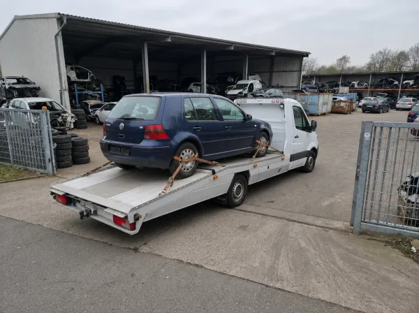 Autoverschrottung Waltrop: Verladene Schrottauto wird mit dem Autotransporter auf einem Fahrzeugverwertungshof angeliefert