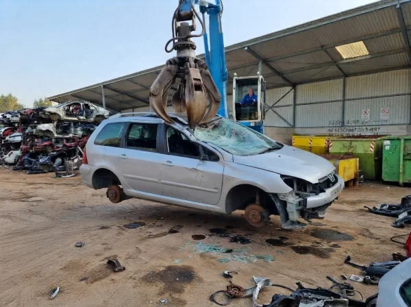 Autoverschrottung Oer-Erkenschwick: Schrottauto wird auf einem Verwertungshof mit einem Schrottgreifer weiterverarbeitet