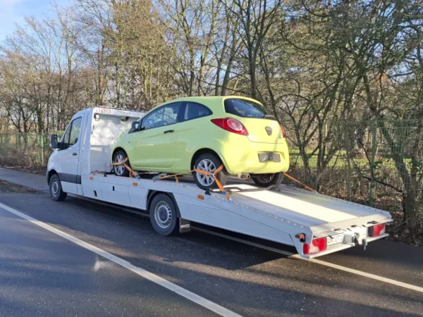 Auto mit wirtschaftlichen Totalschaden wird auf einem Autotransporter abtransportiert