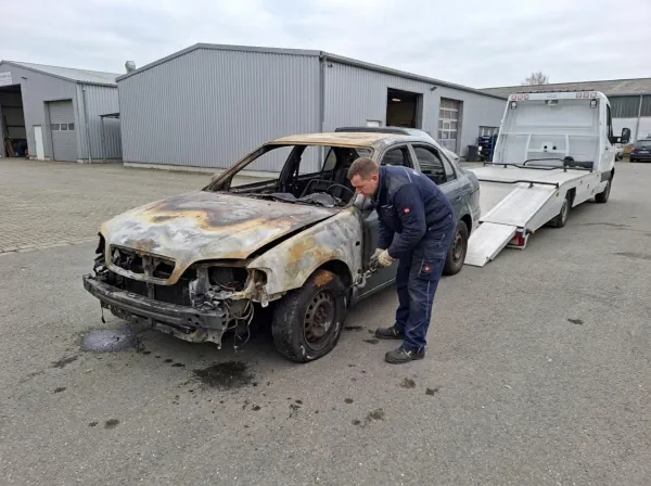 Brandgeschädigtes Fahrzeug wird für die fachgerechte Autoverwertung abgeholt