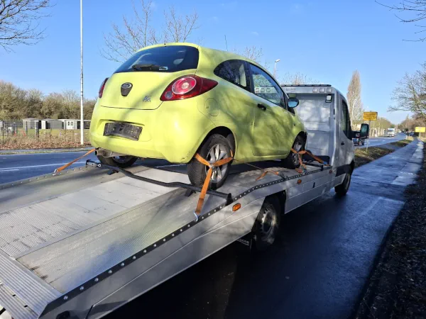 Älteres Auto wird nach einem technischen Defekt auf einem Autotransporter abtransportiert
