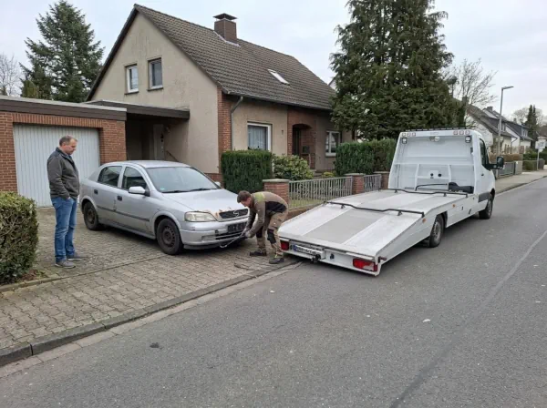 Nicht fahrbereites Schrottauto wird direkt am Standort mit einem Autotransporter abgeholt