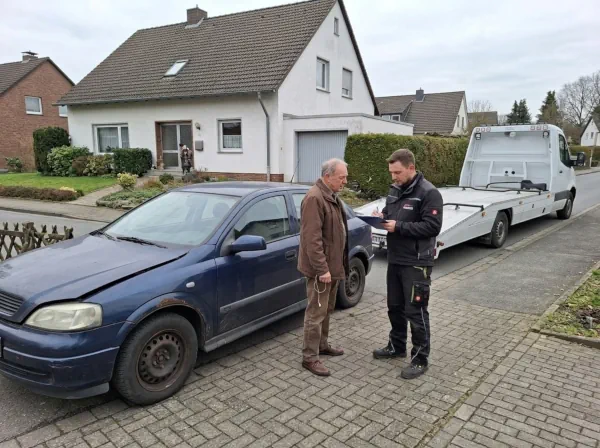 Fahrzeughalter entscheidet sich bei einem älteren defekten Auto für die professionelle Fahrzeugverwertung