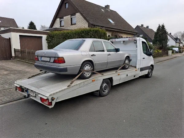 Älterer Wagen mit mehreren technischen Mängeln wurde für den Abtransport zur Autoverwertung verladen