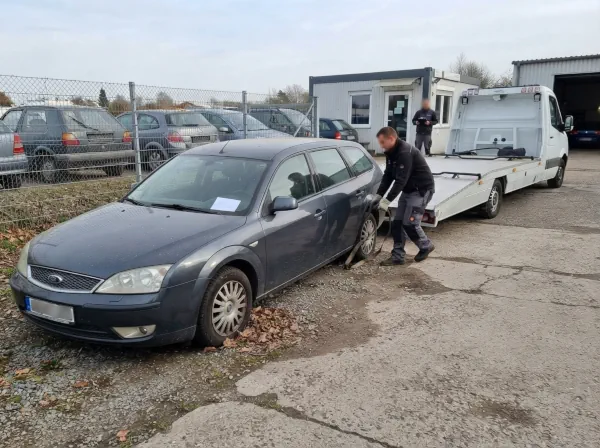Nicht fahrbereites Schrottauto wird von einem Abschlepphof zur zeitnahen Fahrzeugverwertung abgeholt