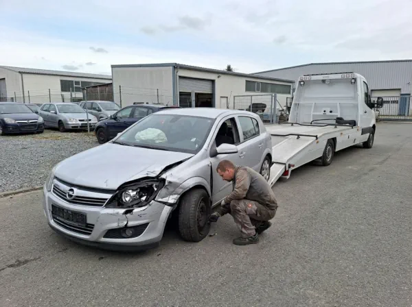 Schwer beschädigter Unfallwagen nach wirtschaftlichem Totalschaden wird für die Abholung vorbereitet